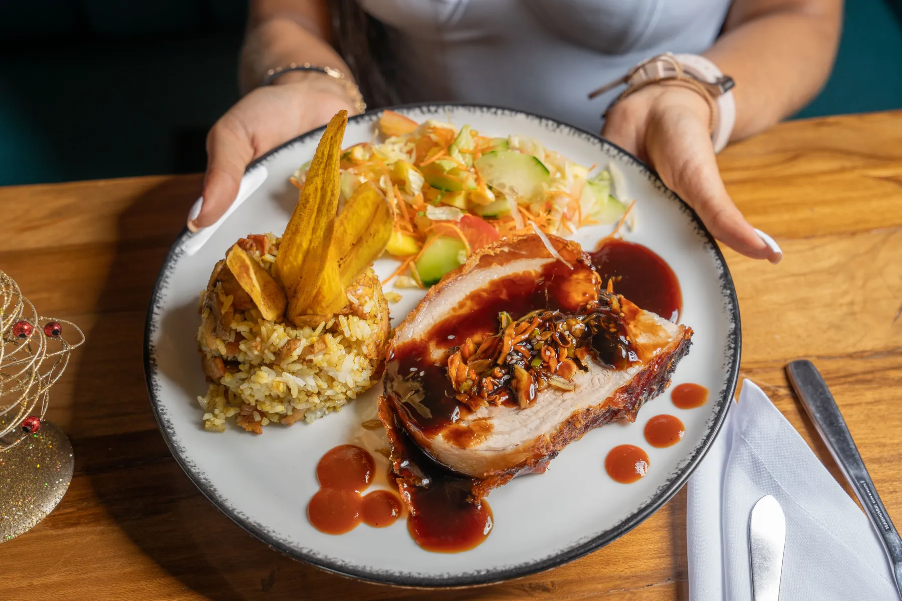 Mesero presentando un plato recién servido en Burako Gourmet