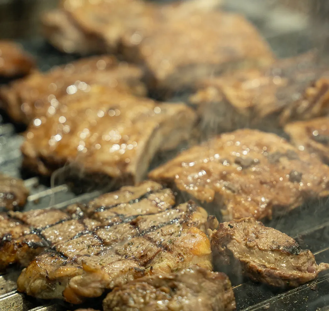 Parrilla en acción en la cocina de Burako Gourmet