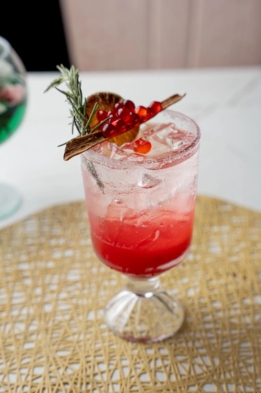 Coctel de granada y romero
